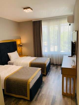 Отель Hotel Konak Момчилград Бюджетный двухместный номер с 2 отдельными кроватями-1